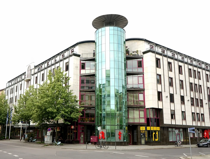 Tagungshotel Dorint Hotel Leipzig | Leipzig Convention Bureau Tagungshotel Dorint Hotel Leipzig – präsentiert vom Leipzig Convention BureauConference hotel Dorint Hotel Leipzig – presented by the Leipzig Convention BureauKonferenční hotel Dorint Hotel Leipzig - prezentováno Leipzig Convention BureauHotel konferencyjny Dorint Hotel Leipzig - prezentowany przez Leipzig Convention BureauConferentiehotel Dorint Hotel Leipzig - gepresenteerd door het Leipzig Convention BureauHotel per conferenze Dorint Hotel Leipzig - presentato dall'Ufficio Congressi di Lipsia