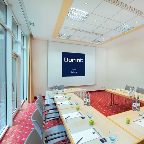Tagungsraum Gutenberg in U-Bestuhlung im Tagungshotel Dorint Hotel Leipzig | Leipzig Convention Bureau