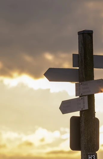 Wanderschilder im Abendlicht