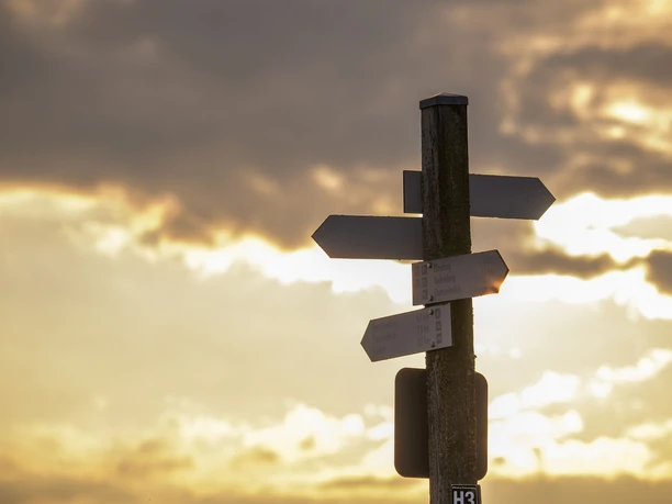 Wanderschilder im Abendlicht