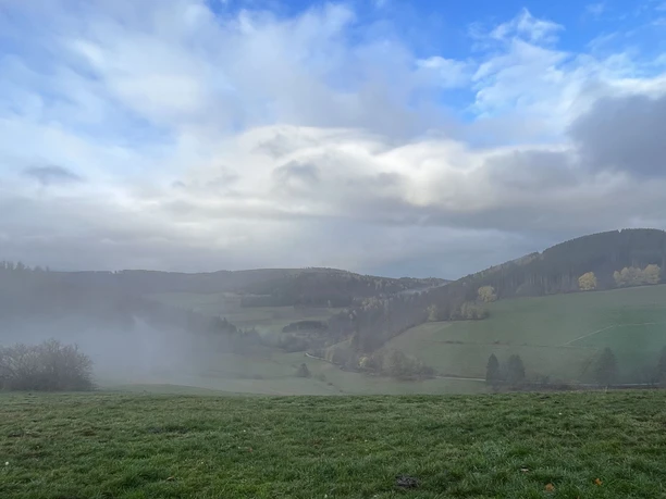 Am Wanderweg R2 bei Rattlar