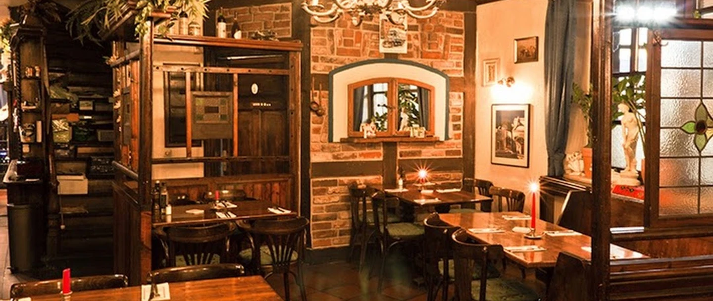 Minden - Plaka.jpg Das Bild zeigt das Innere des Restaurants.