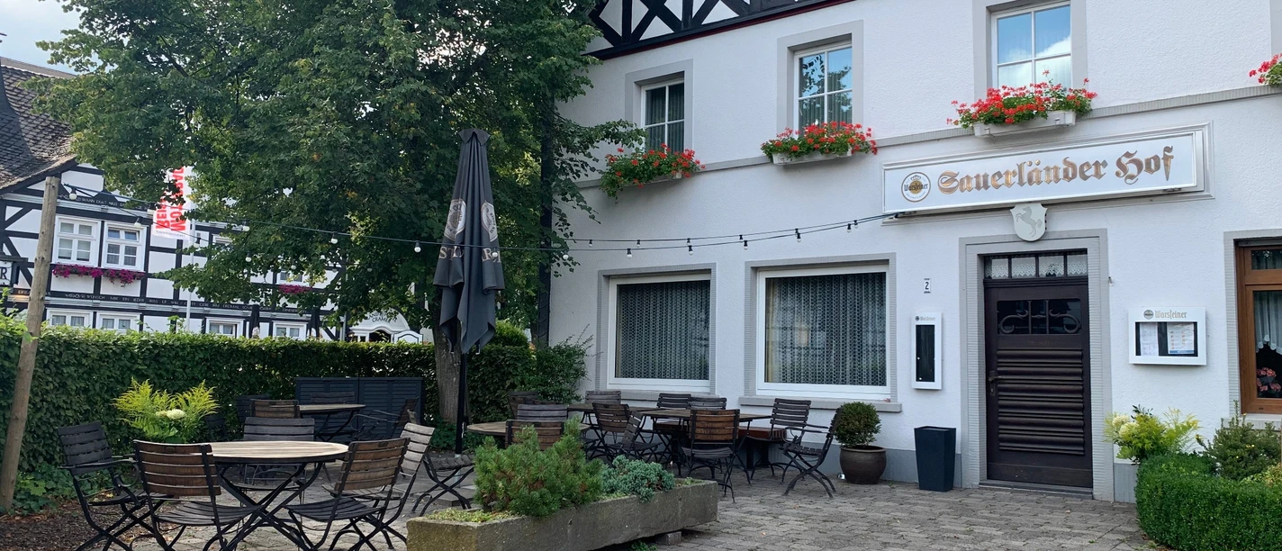 Sauerländer Hof, Hirschberg Sauerländer Hof in Hirschberg mit Fachwerkfassade, Terrasse und roten Blumen