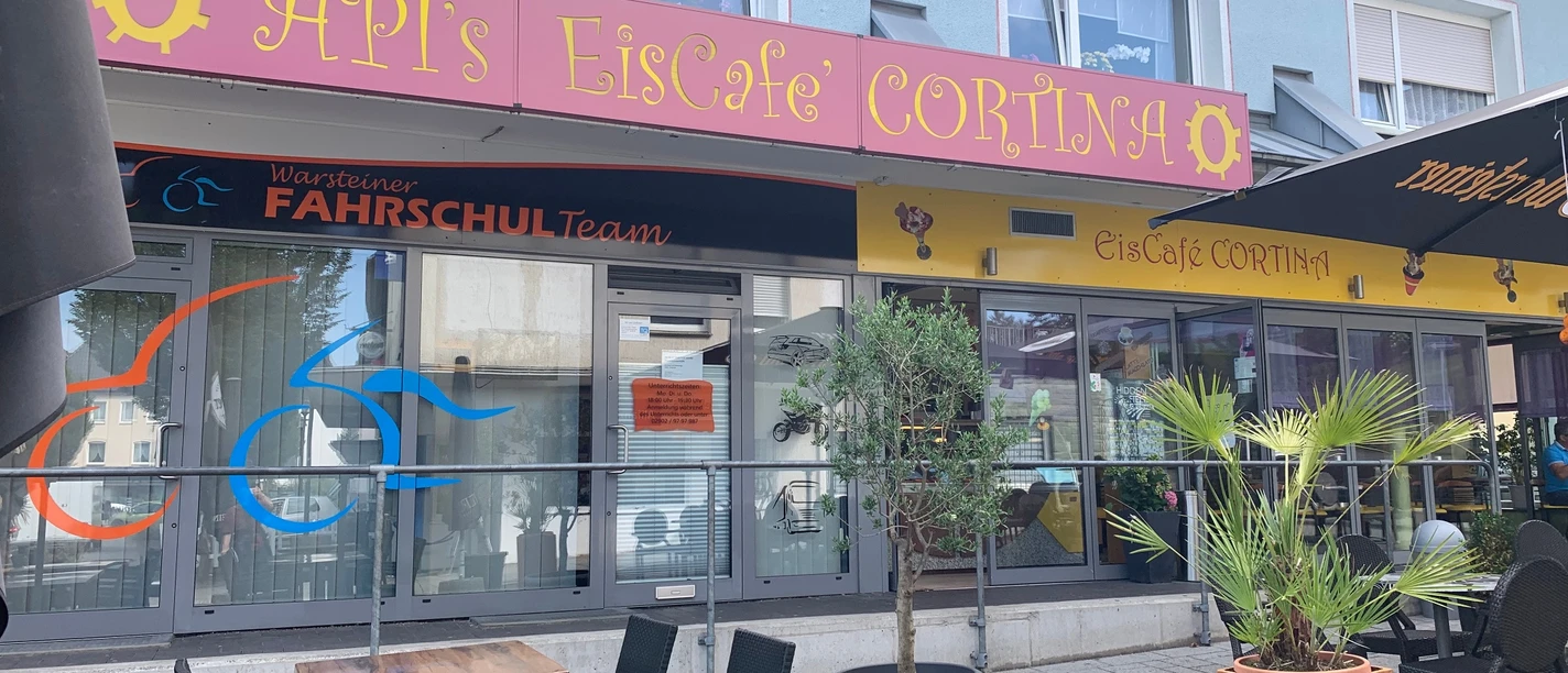Eiscafe Cortina, Belecke Außenbereich des Eiscafé Cortina in Belecke mit Tischen, Schirmen und Pflanzen
