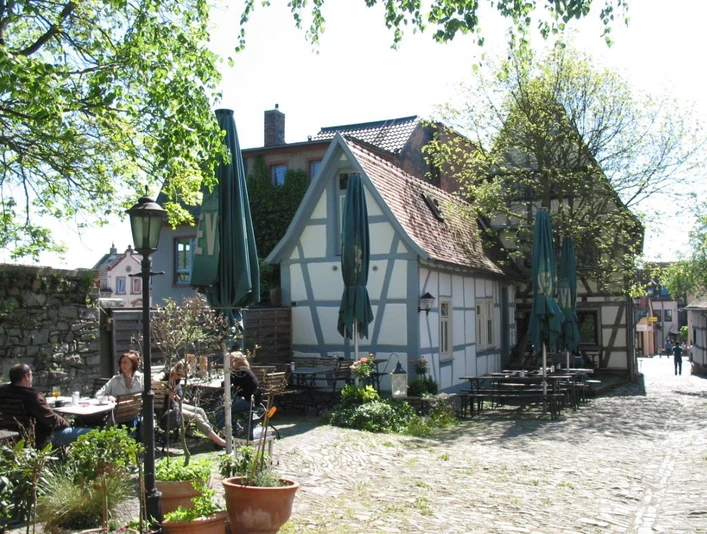 Gemütliches Flair im Hof vom Cafe Klatsch