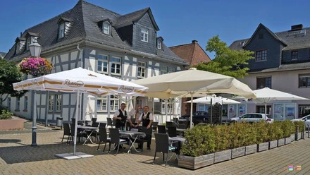 Außenansicht mit Terrasse