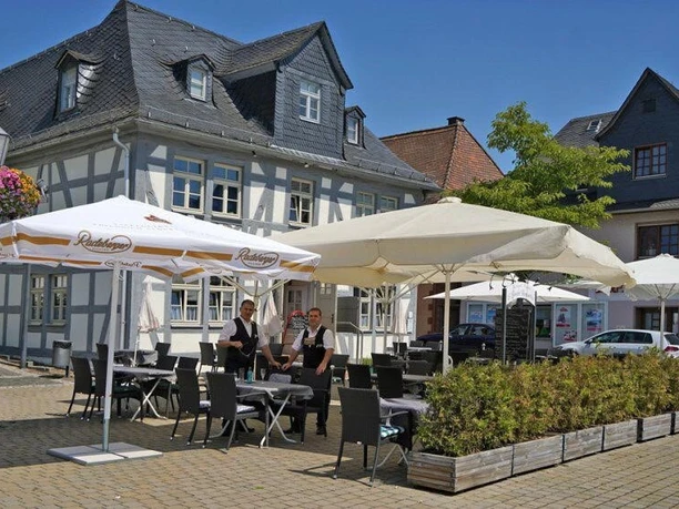 Außenansicht mit Terrasse