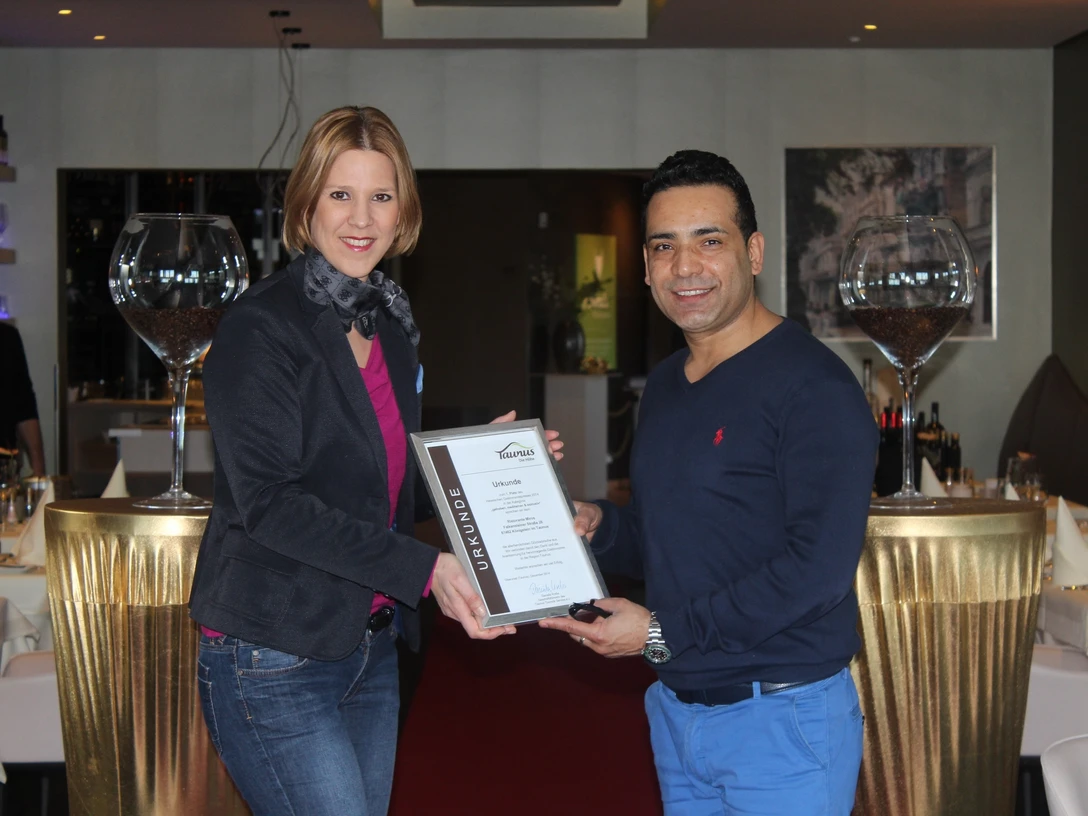 TTS-Geschäftsführerin Daniela Krebs und Restaurantinhaber Mirwais Stuman