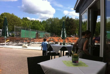 Außenbereich mit Tennisanlage