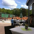 Außenbereich mit Tennisanlage