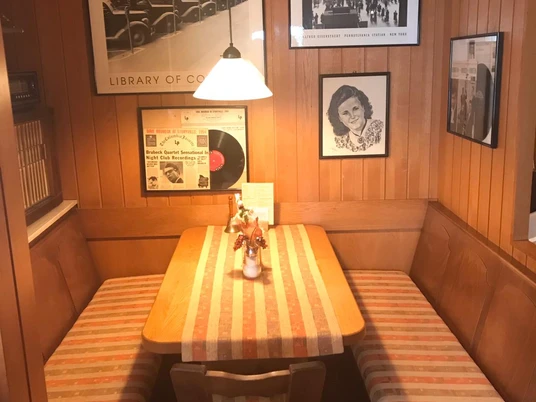 Café Restaurant Schrank