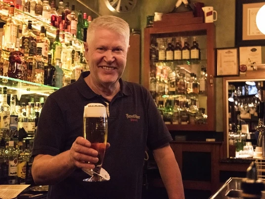 Inhaber Willy in Willy's Pub