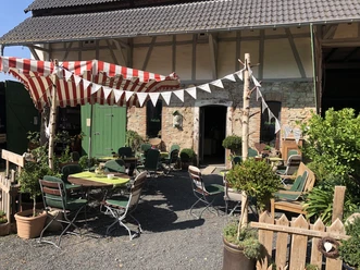 Der Außenbereich lädt bei schönem Wetter zu einem leckeren Stück Kuchen ein