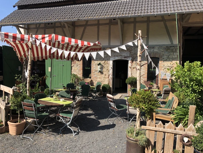 Der Außenbereich lädt bei schönem Wetter zu einem leckeren Stück Kuchen ein