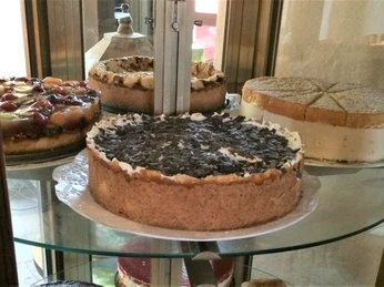 Alle Kuchen und Torten sind hausgemacht
