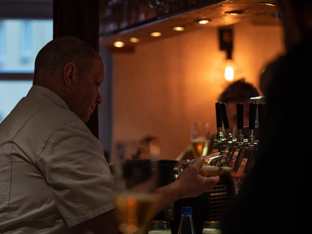 Hier zapft der Wirt auch persönlich