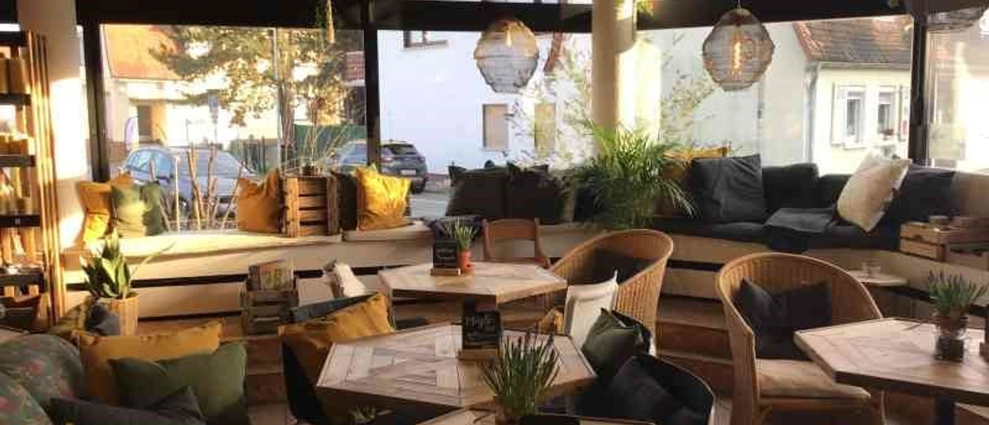 Viel Holz und dicke Sitzkissen sorgen für eine gemütliche Atmosphäre.