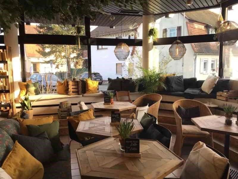 Viel Holz und dicke Sitzkissen sorgen für eine gemütliche Atmosphäre.