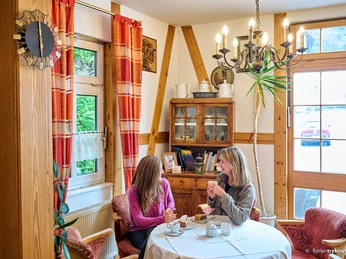 Gemütliche Wohlfühlatmosphäre im kleinen Café