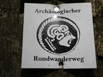 Markierung des Keltenrundwanderwegs