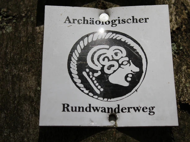 Markierung des Keltenrundwanderwegs