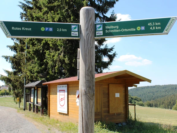 Wegweiser am Weiltalweg in Schmitten