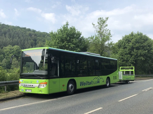 Weiltalbus mit Radanhänger