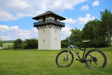 Rekonstruierter Wachturm am Deutschen Limes-Radweg