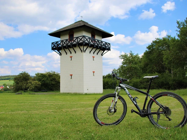 Rekonstruierter Wachturm am Deutschen Limes-Radweg