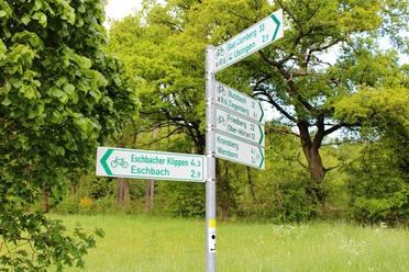 Wegweiser am Hessischen Radfernweg R6