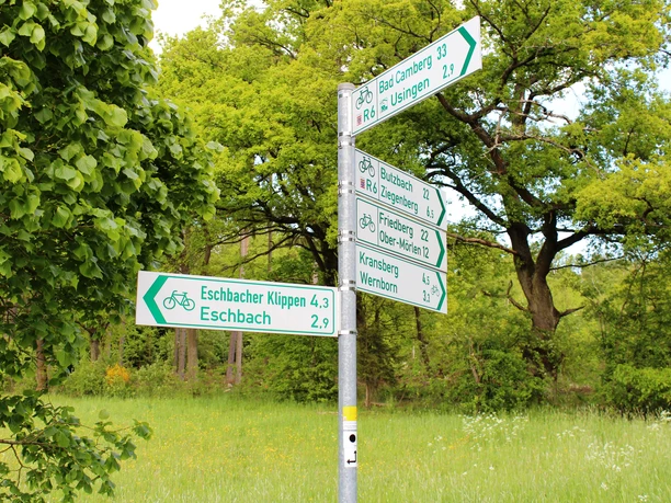 Wegweiser am Hessischen Radfernweg R6