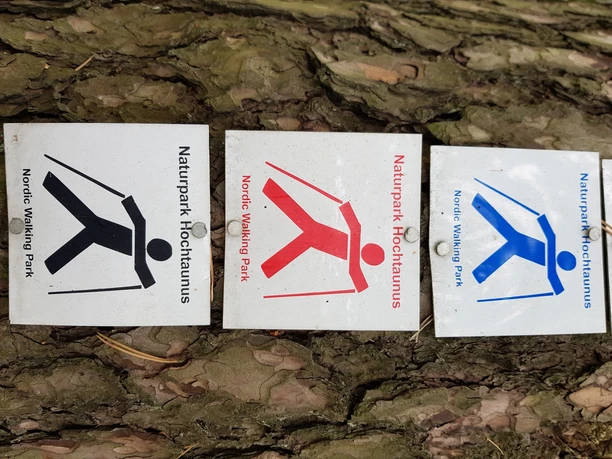 Wegemarkierungen im Nordic-Walking-Park Merzhausen