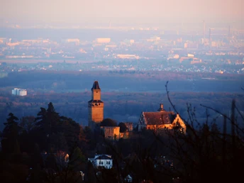 Blick auf Burg Kronberg vom Viktoria-Tempel