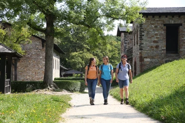 Wanderer im Römerkastell Saalburg