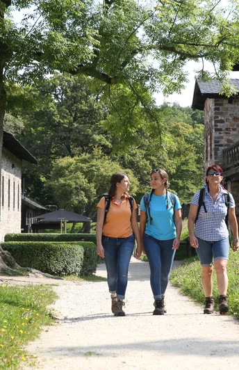 Wanderer im Römerkastell Saalburg