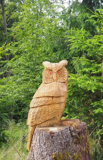 Holzskulpturen am Wegesrand