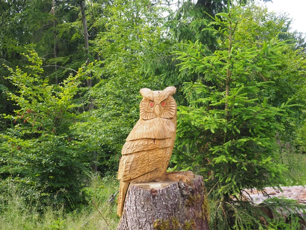 Holzskulpturen am Wegesrand