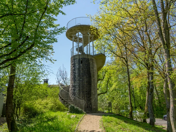 Lohnt nach dem Sport für eine Aussicht: der Aussichtsturm Ellerhöhe am Rande des Hardtwaldes