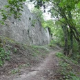 Entlang der Burgmauer