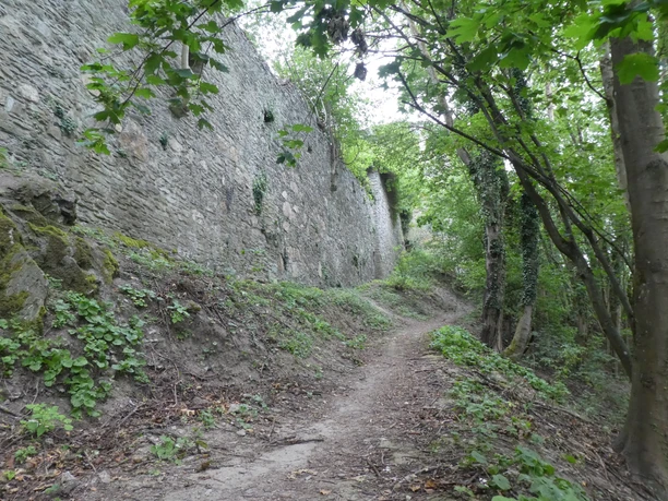 Entlang der Burgmauer