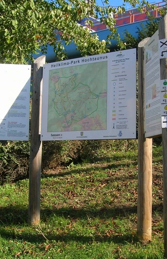 Portal in den Heilklima-Park am Königsteiner Kurbad