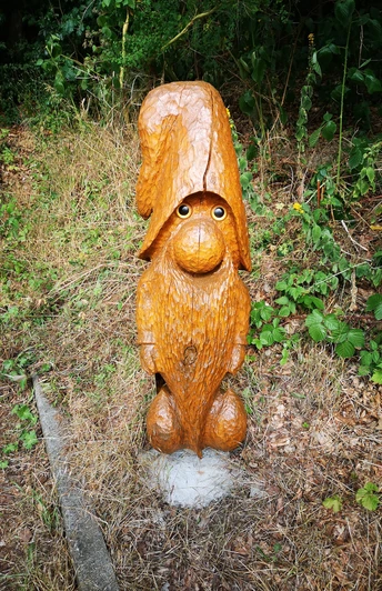 Dieser freundliche Wichtel begrüßt die Wanderer oberhalb der Felsenkirche