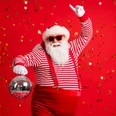 Photo of retired old man grey beard hold vintage disco ball dance funky wear santa x-mas costume suspenders sunglass gloves striped shirt cap isolated red color background Der Weihnachtsmann hält eine Discokugel in der Hand und steht vor einer roten WandSanta Claus holds a disco ball in his hand and stands in front of a red wall