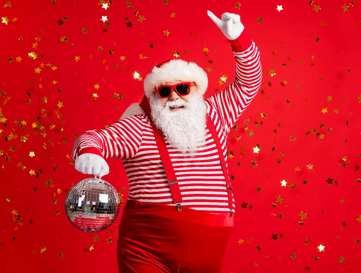 Photo of retired old man grey beard hold vintage disco ball dance funky wear santa x-mas costume suspenders sunglass gloves striped shirt cap isolated red color background Der Weihnachtsmann hält eine Discokugel in der Hand und steht vor einer roten WandSanta Claus holds a disco ball in his hand and stands in front of a red wall