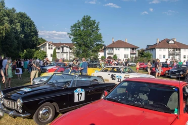 Oldie-Night-Oldtimer-Festival-Ausstellunghalle-Wiese-Bad-Aibling.jpg Oldtimer bei der Oldie Night vor der Ausstellungshalle Bad Aibling