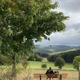 Wanderin auf einer Bank im Sauerland