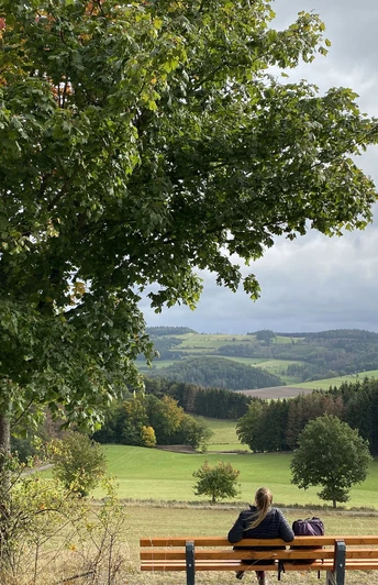 Wanderin auf einer Bank im Sauerland
