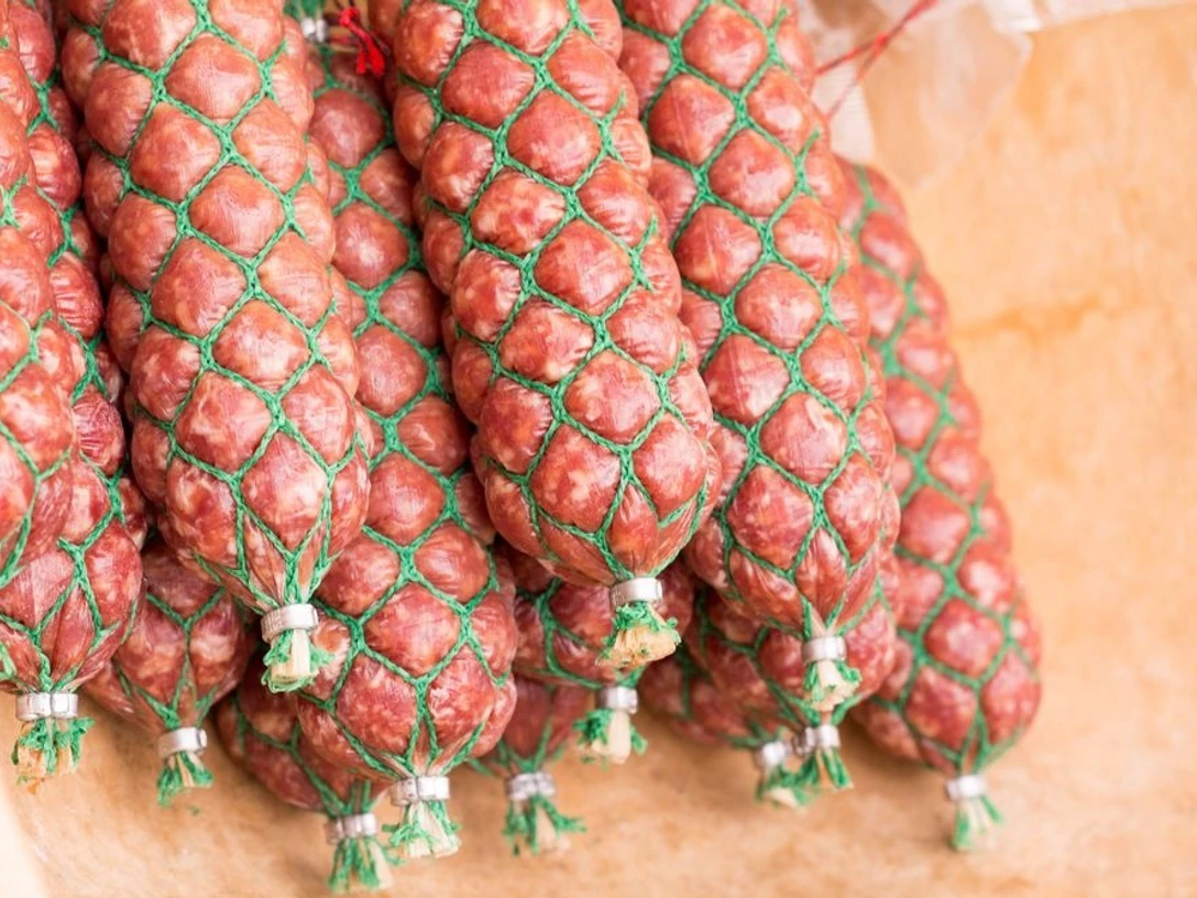 Auch frische Fleisch- und Wurstwaren gibt es zu ka