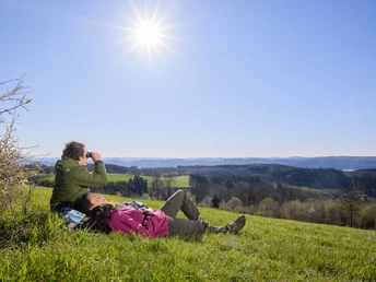 Wanderer bei der Rast auf einer Wiese