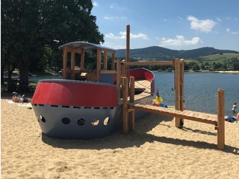 Spielschiff an der Uferpromenade Diemelsee